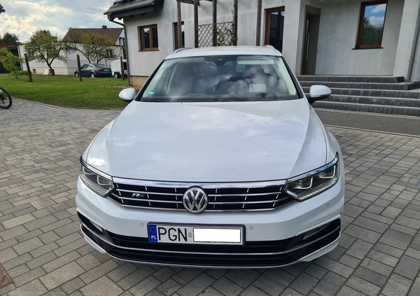 Volkswagen Passat cena 62700 przebieg: 212000, rok produkcji 2016 z Gniezno małe 172